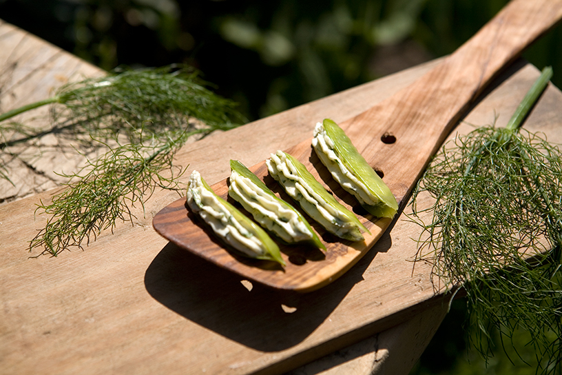 Gevulde peultjes op houten spatel